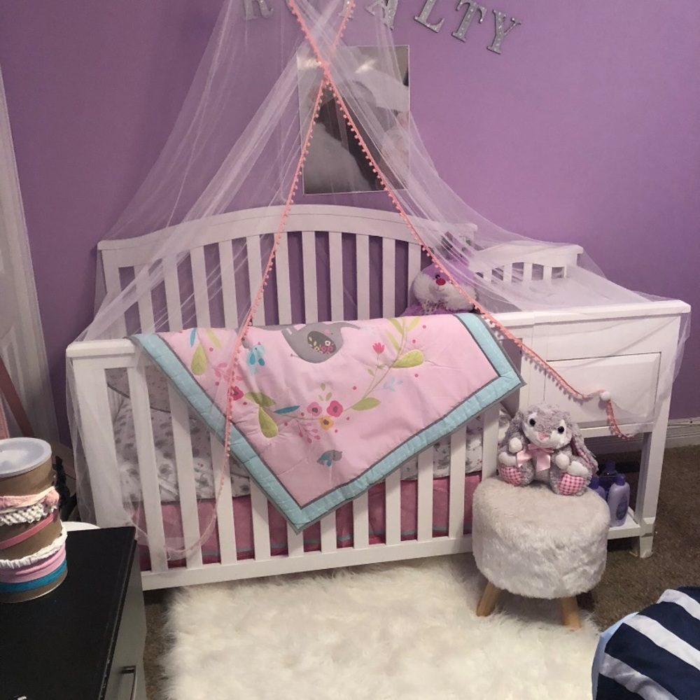 Baby bed/crib w/draw,storage &changing table w/pad